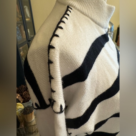 TAHARI Black & White Pullover Stripe Sweater w/ Thick Stitch Decal - Large - Picture 2 of 11